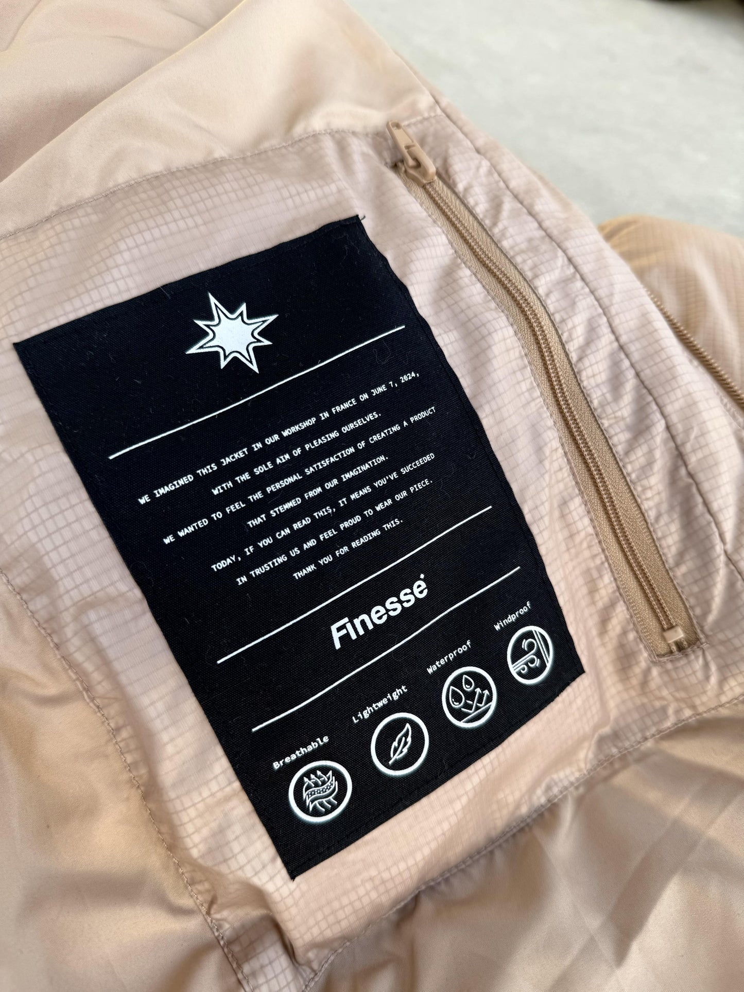 Étiquette intérieure de la Doudoune Alive Puffer Jacket, vue en détail.