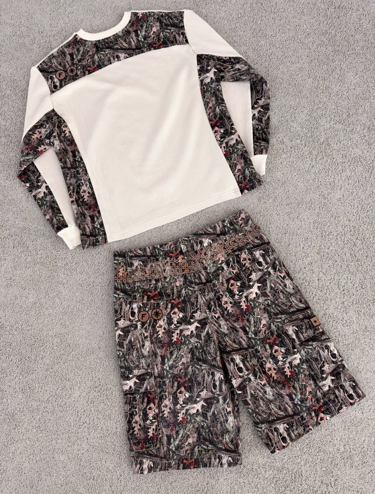 Packshot au sol du Finesse Military Top-Camo et 2-in-1 Cargo Pants-Camo en version short désippée, vue arrière