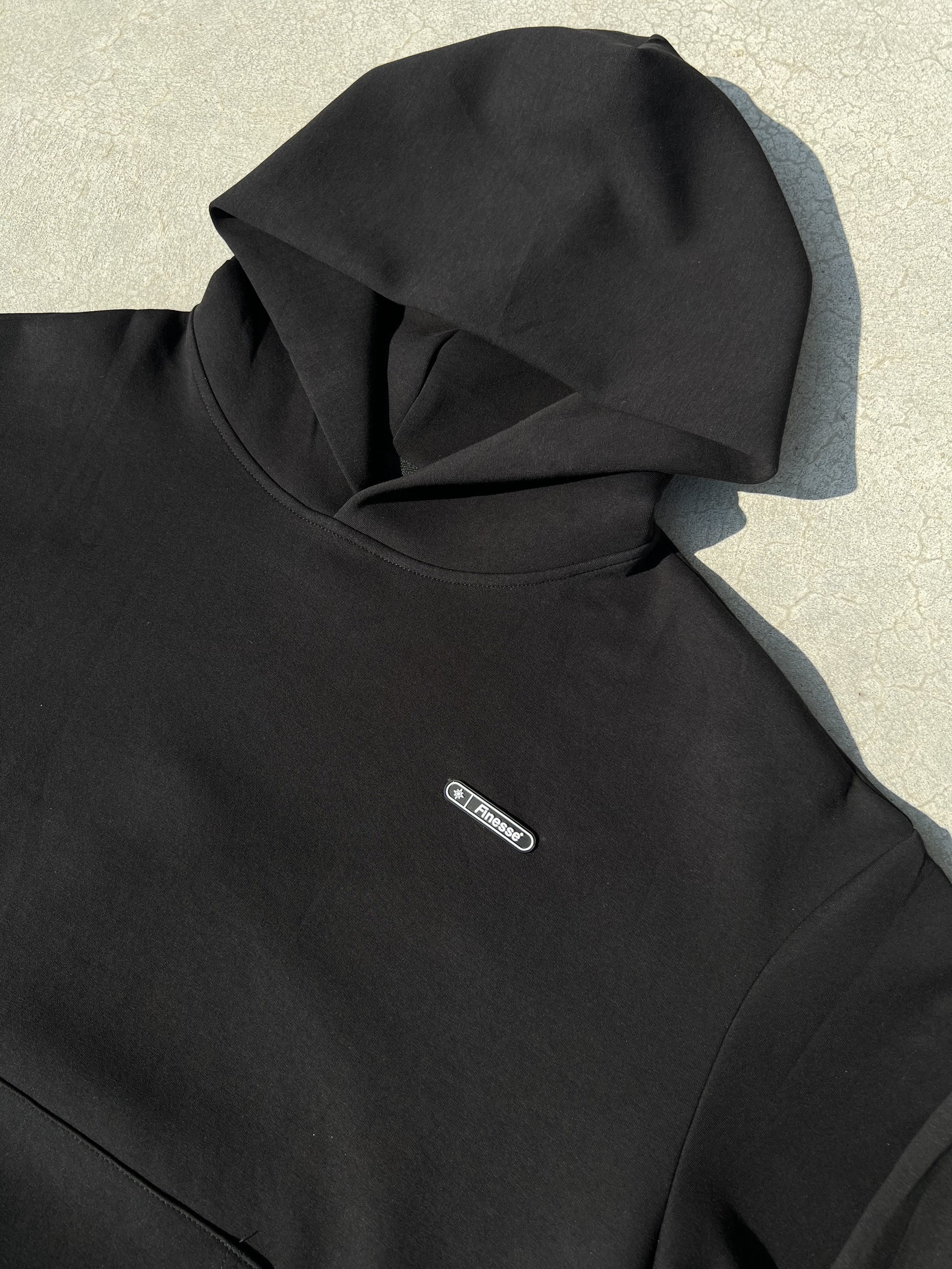 Zoom sur la capuche du Finesse Air Cotton Hoodie noir.