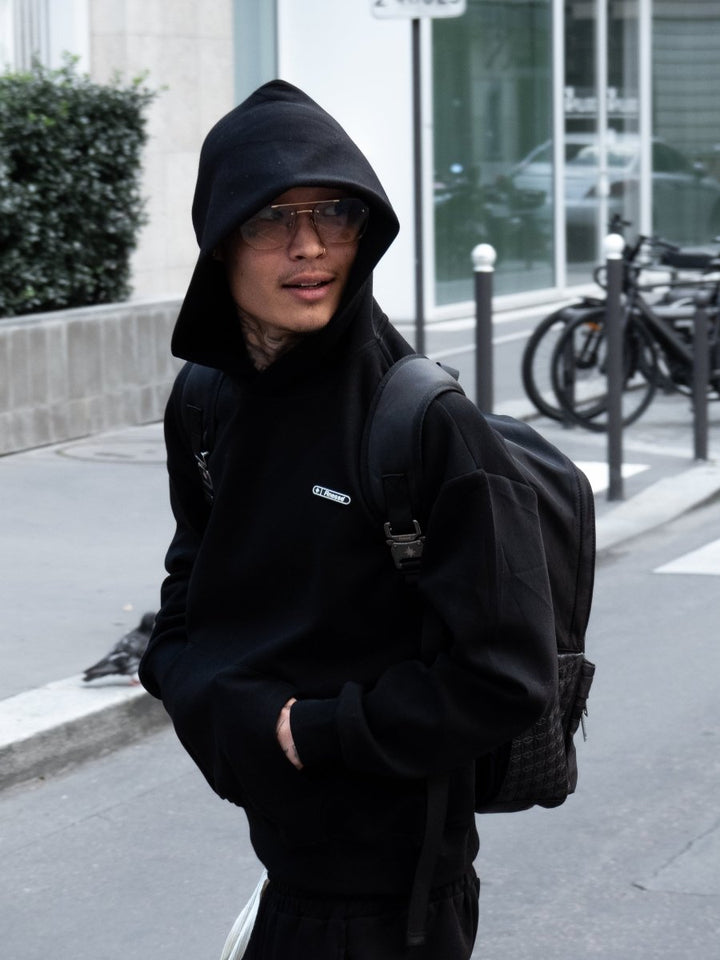 Mannequin en Finesse Air Cotton Hoodie noir avec capuche, riant
