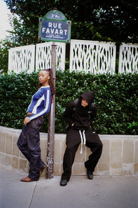 Homme en Air Cotton et femme en Woman To Zip Jacket posant rue Favard à Paris