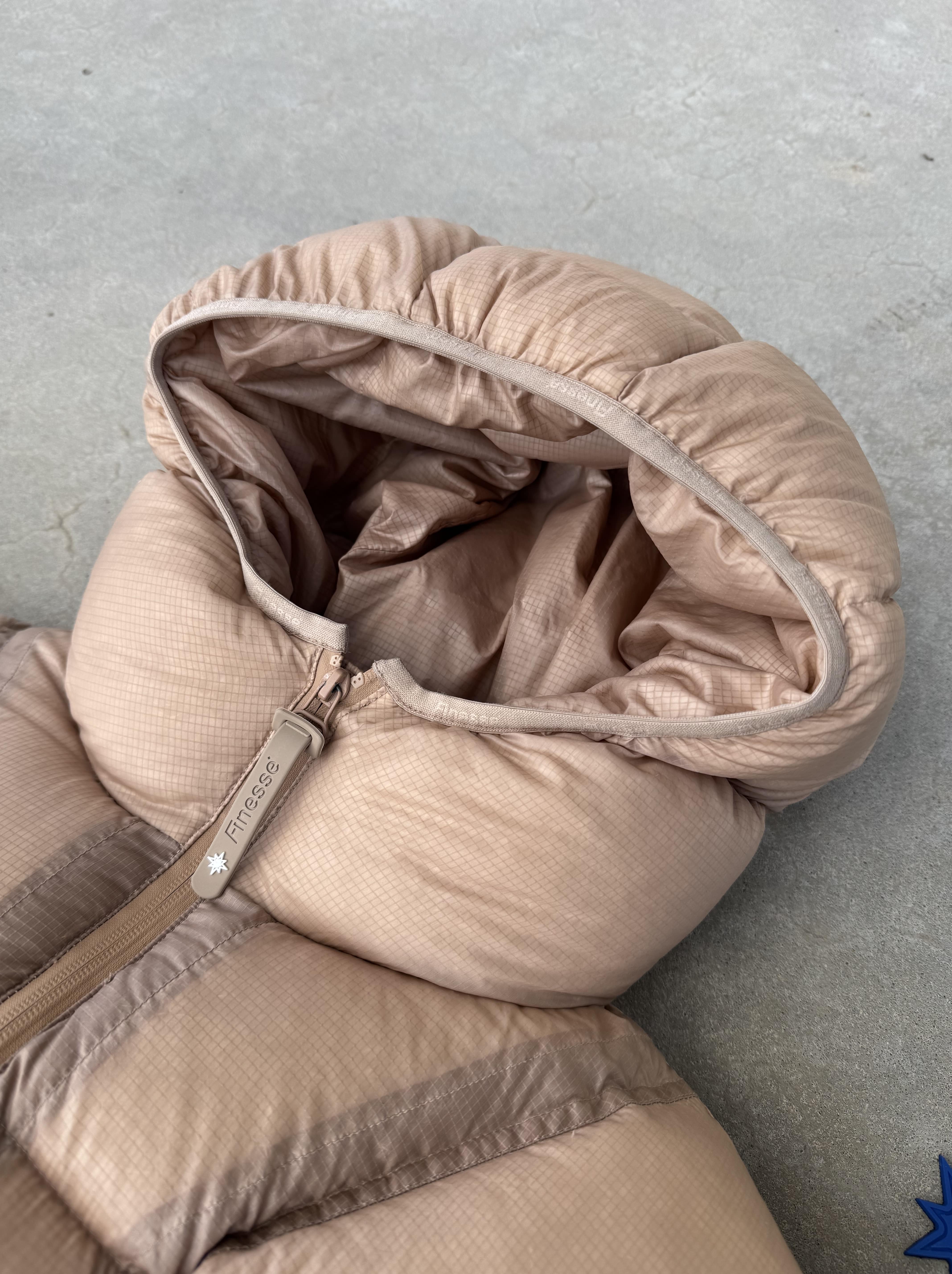 Doudoune Alive Puffer Jacket beige posée au sol, zoom sur la capuche