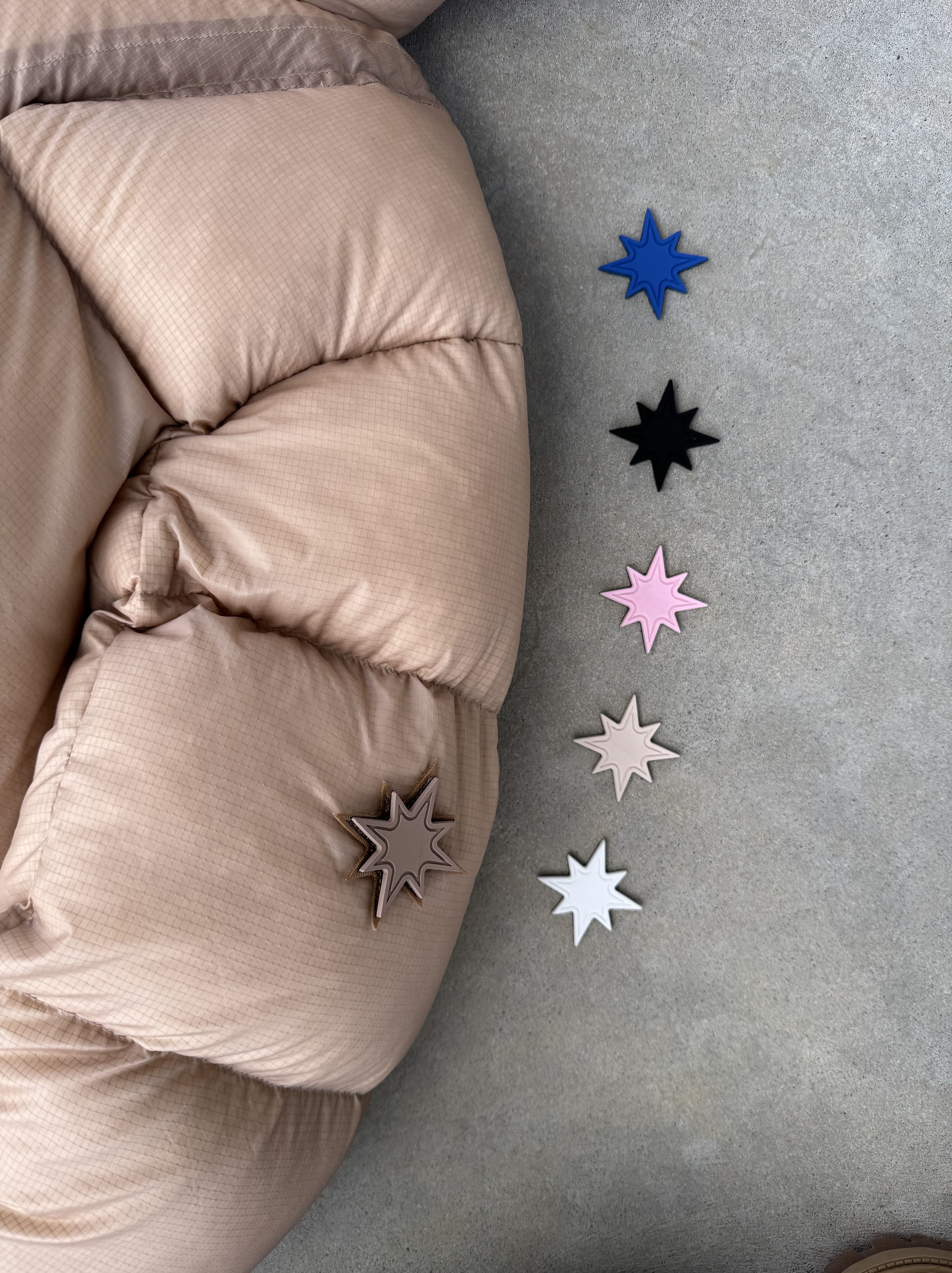 Doudoune Alive Puffer Jacket beige au sol, détail manche avec patches scratch