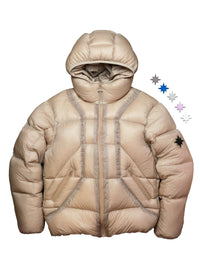 Doudoune Finesse Alive Puffer Jacket beige présentée sur fond blanc