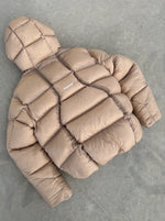 Doudoune Alive Puffer Jacket beige vue de dos, posée au sol.