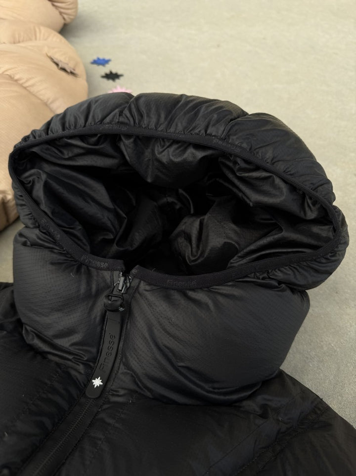 Zoom sur la capuche de la Doudoune Alive Puffer Jacket noire.