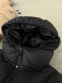 Zoom sur la capuche de la Doudoune Alive Puffer Jacket noire.