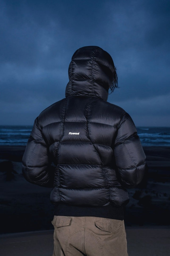 Homme de dos en extérieur portant la Finesse Alive Puffer Jacket