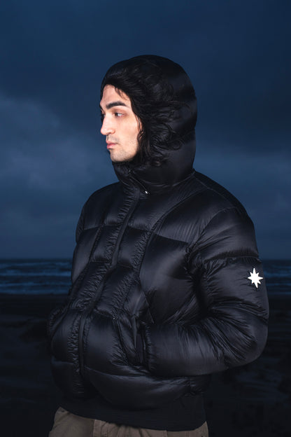 Homme de face en extérieur portant la Finesse Alive Puffer Jacket.