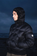 Homme de face en extérieur portant la Finesse Alive Puffer Jacket.