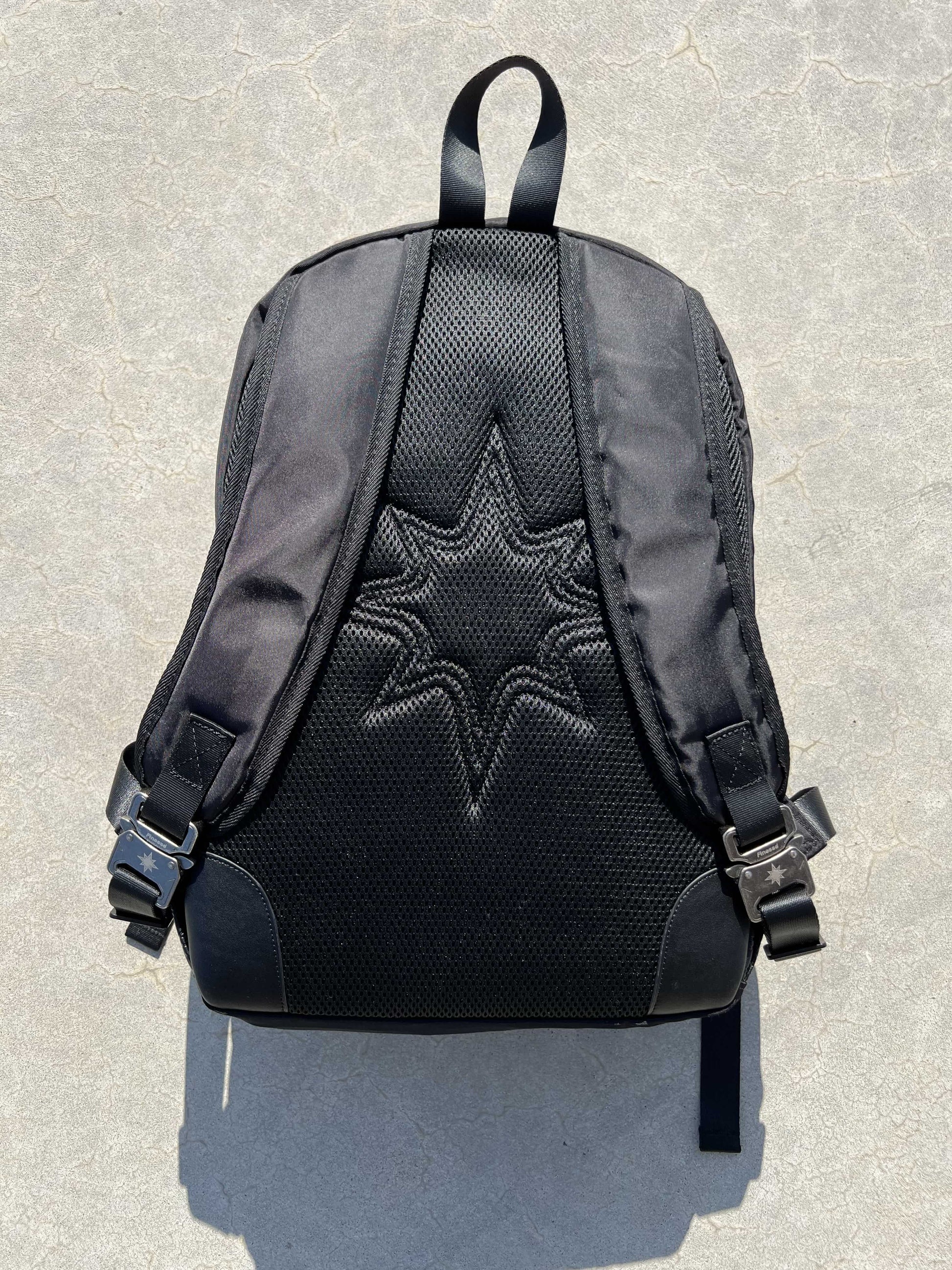 Finesse Black Vanta Backpack présenté de dos droit au sol