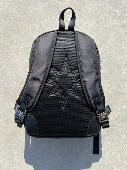 Finesse Black Vanta Backpack présenté de dos droit au sol
