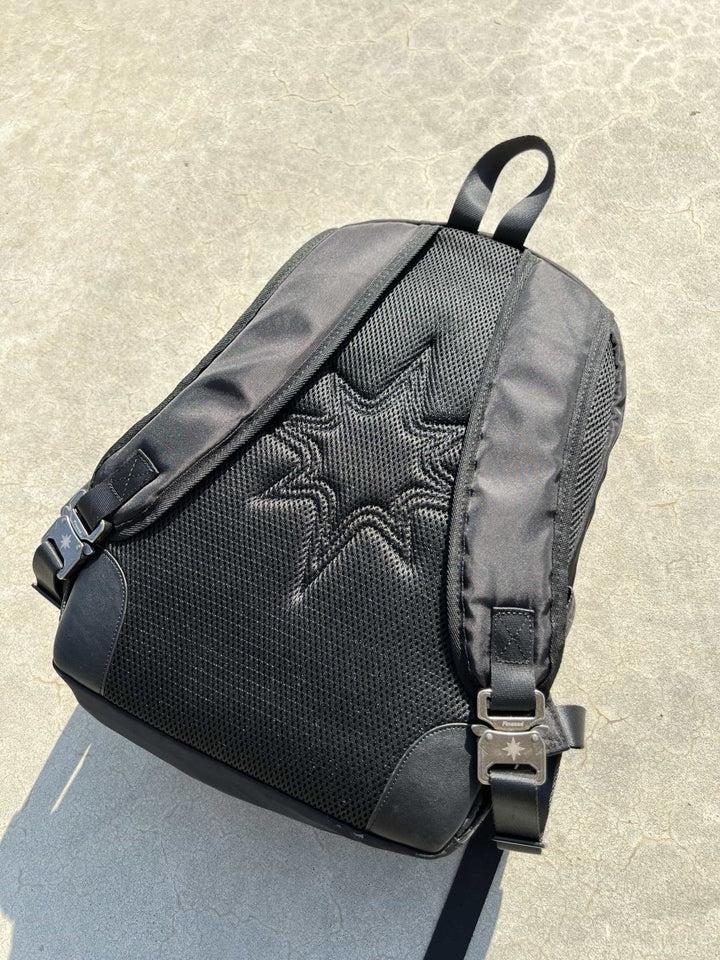 Finesse Black Vanta Backpack présenté de dos au sol, angle diagonal
