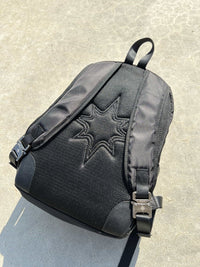 Finesse Black Vanta Backpack présenté de dos au sol, angle diagonal