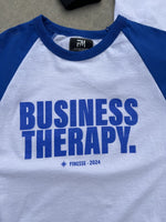 Zoom sur l’imprimé Business Therapy d’un Baseball Tee bleu.