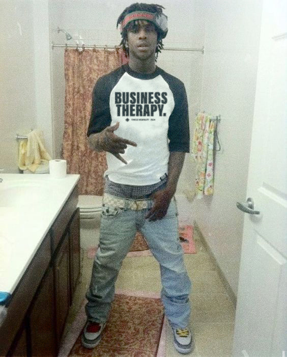 Rappeur en salle de bain faisant un signe de gang, avec le Face Multi Business Therapy noir et blanc.