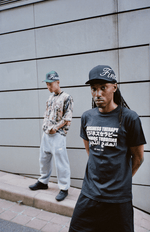 Homme en T-shirt Business Therapy Multilingual Finesse, style urbain.