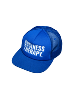 Casquette Business Therapy Trucker bleue présentée en packshot sur fond blanc.