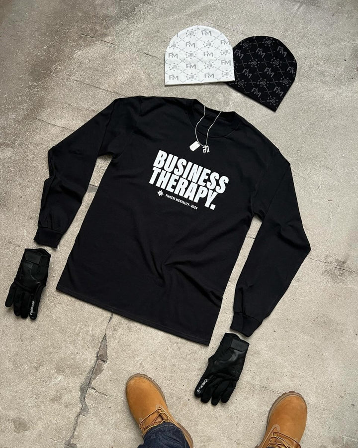 Packshot au sol en béton : t-shirt long-sleeve Business Therapy, gants Leather Gloves, chaîne Finesse Keychain et bonnets Snow et Black Earth.