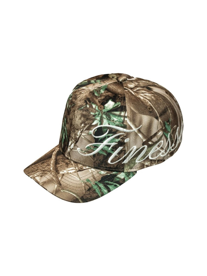 Casquette camouflage militaire avec broderie Finesse sur l’avant, design streetwear robuste et tendance.