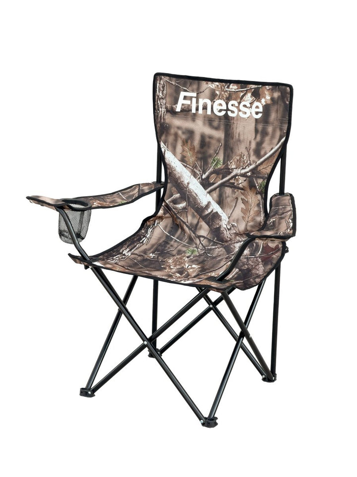 Chaise pliante de camping avec revêtement camouflage et logo Finesse, légère et pratique pour l’extérieur.
