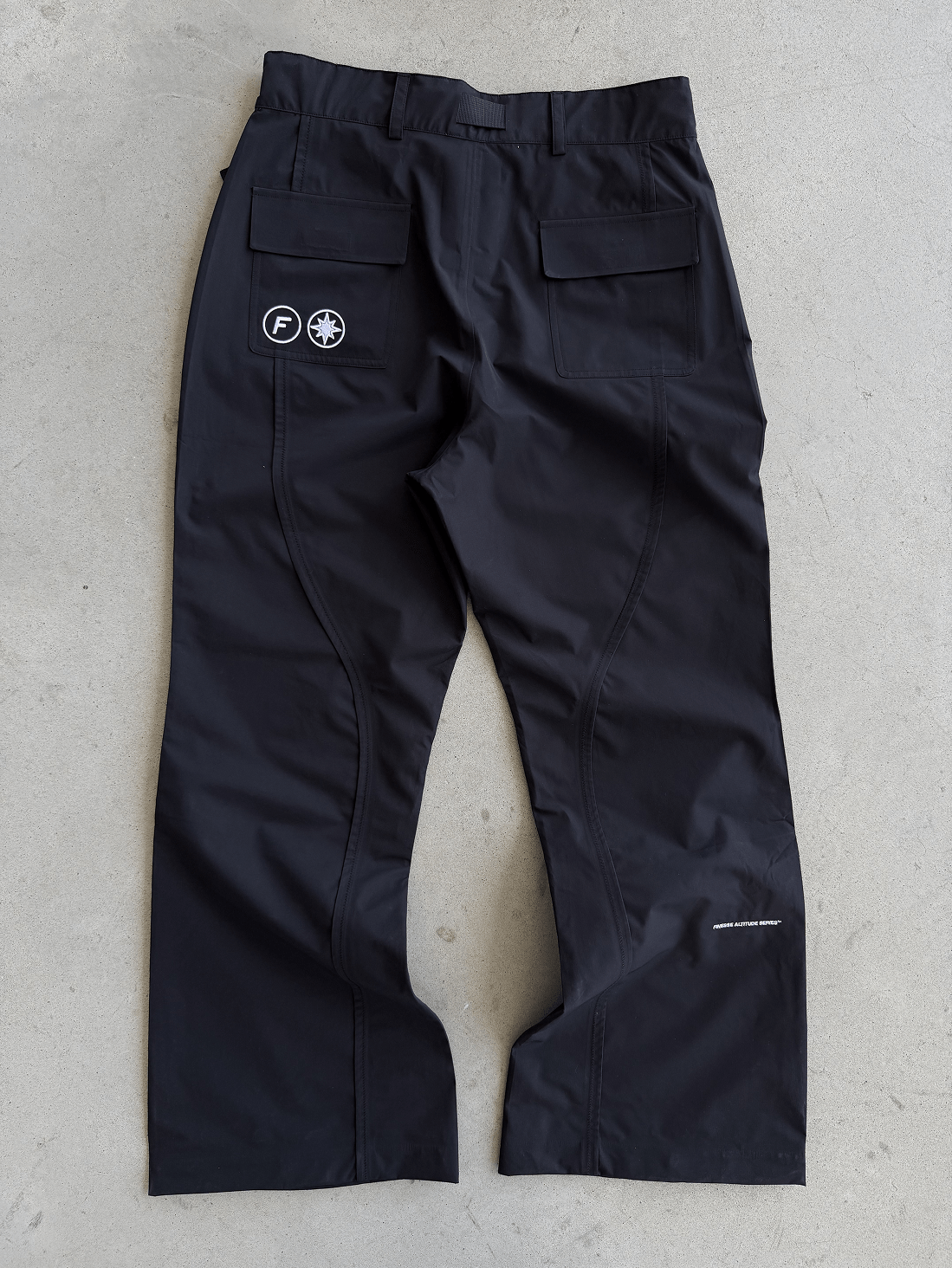 Pantalon FAS Hardpant présenté posé au sol en packshot