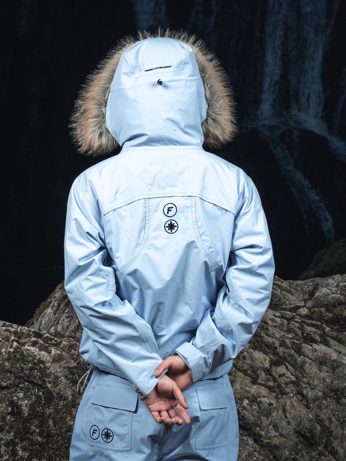 Mannequin de dos dans une forêt, mains jointes, portant la Hardshell blanche.