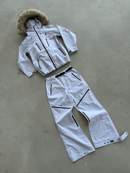 Ensemble complet Hardshell blanche avec fourrure posé au sol.