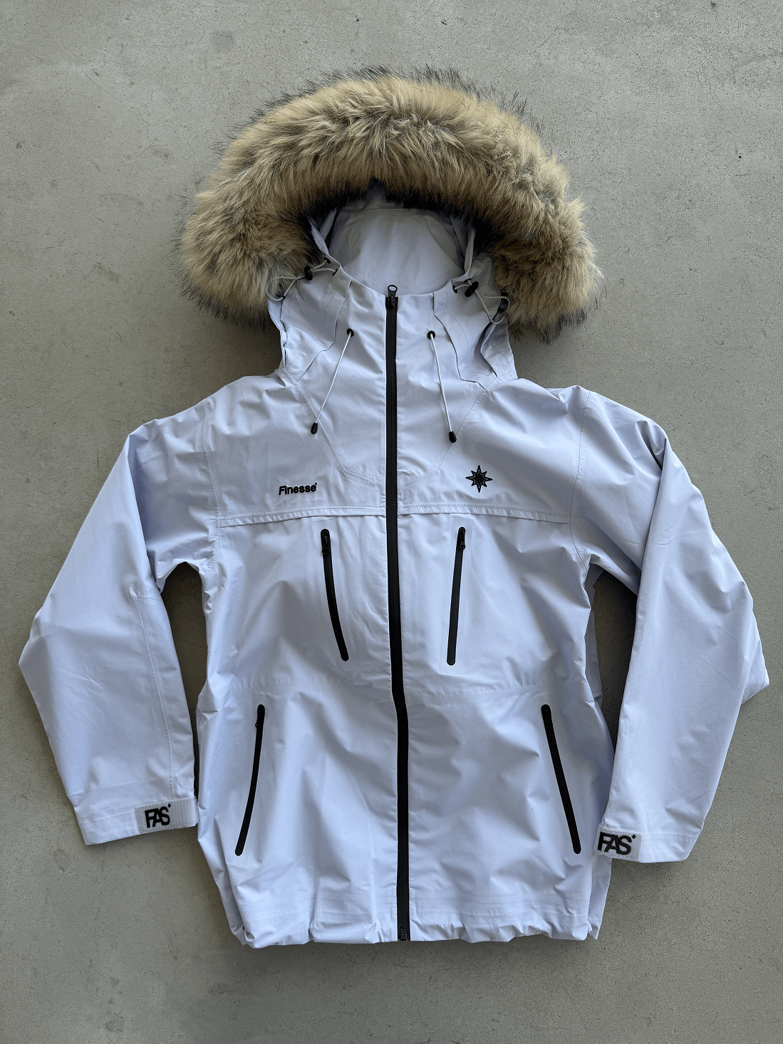 FAS Hardshell blanche posée au sol, vue de face complète