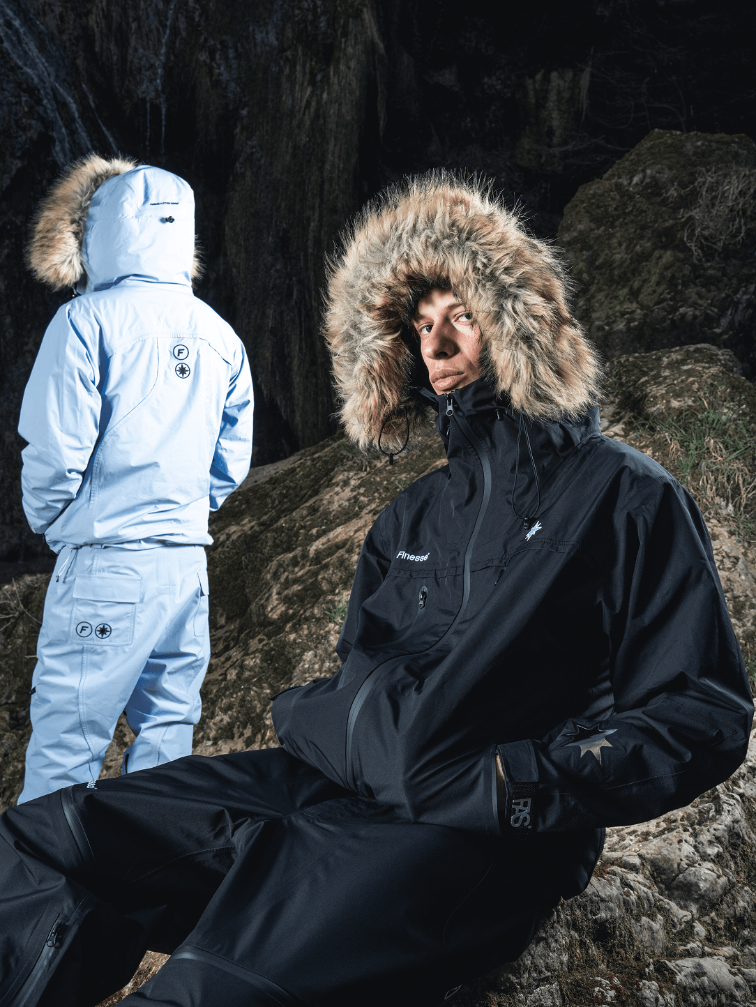 Deux mannequins : premier plan en Hardshell noire, arrière-plan en Hardshell blanche de dos.