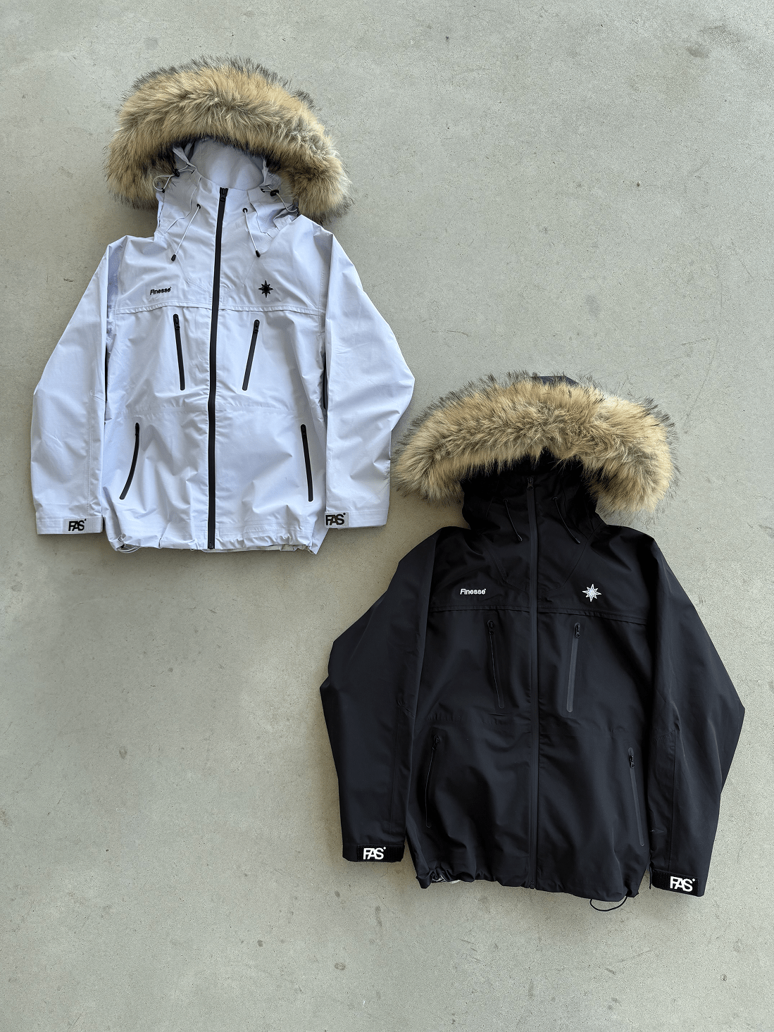 FAS Hardshell noire et blanche posées ensemble au sol