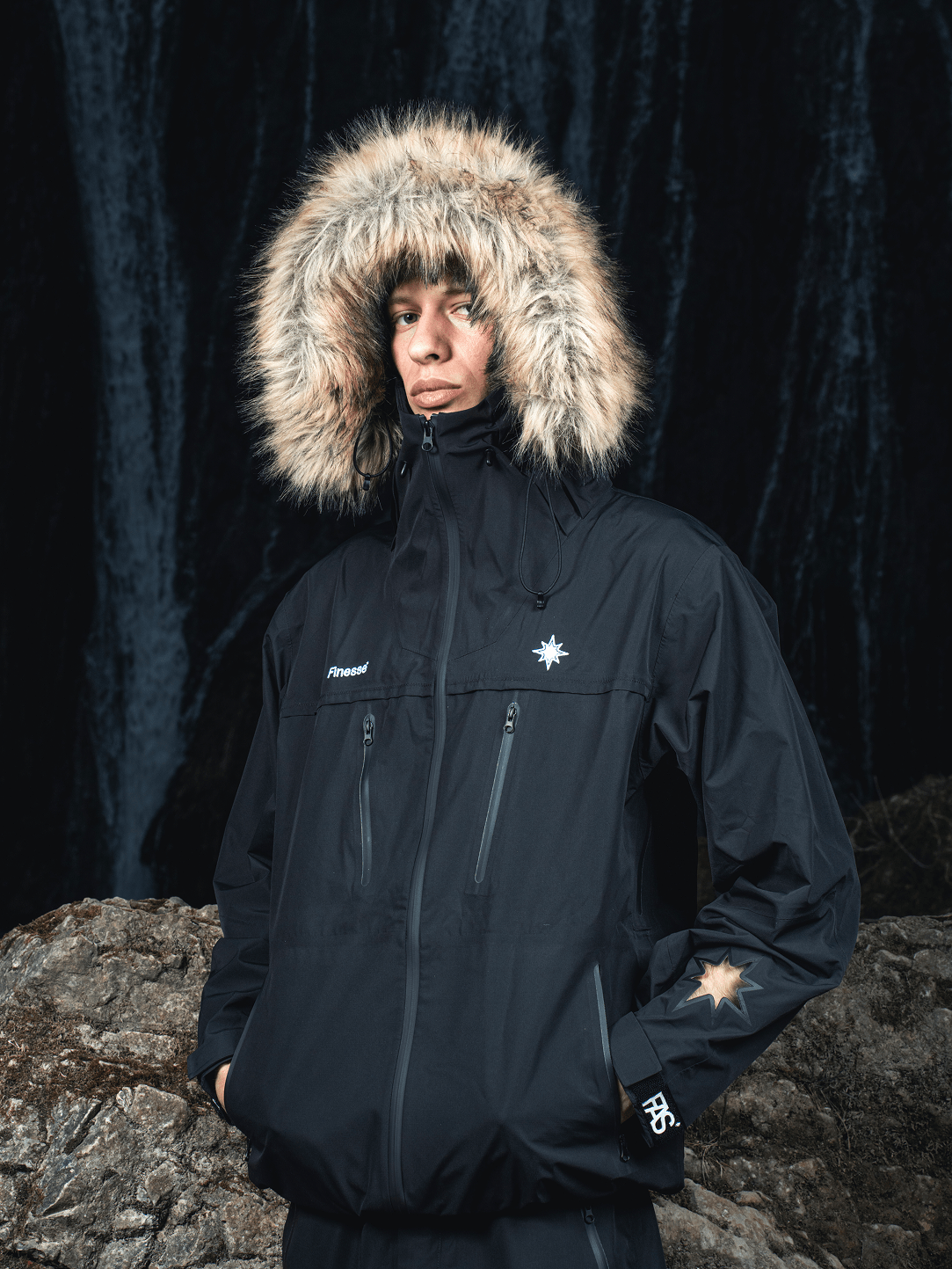 Zoom buste mannequin portant la FAS Hardshell noire en lookbook extérieur