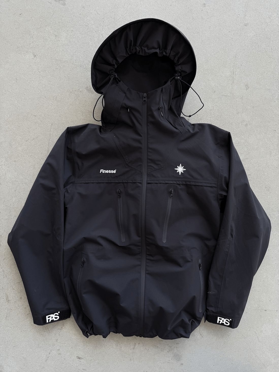 FAS Hardshell noire posée au sol sans la fourrure amovible