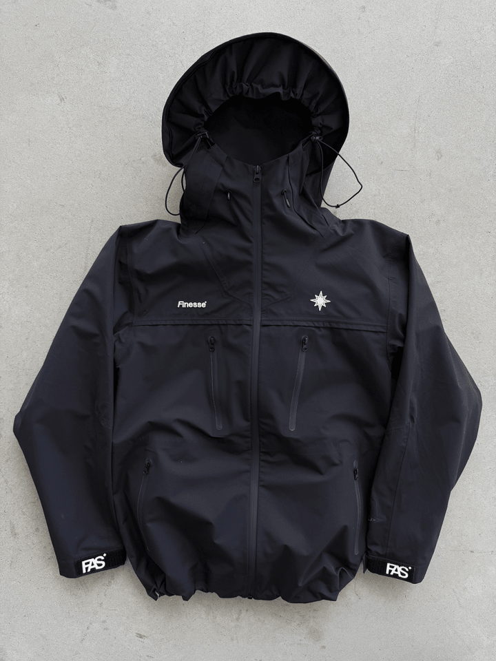 FAS Hardshell noire posée au sol sans la fourrure amovible