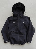 FAS Hardshell noire posée au sol sans la fourrure amovible