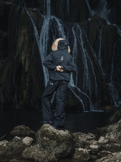 Mannequin de dos en forêt avec casquette, portant ensemble FAS noir.