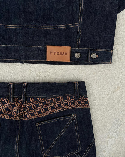 Zoom sur l’arrière de la veste et du jean FINESSE ADV DENIM SET, détail du patch avec inscription Finesse.
