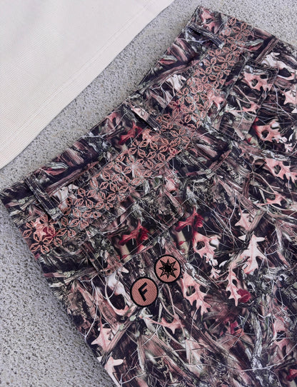 Photo packshot du Finesse 2-in-1 Cargo Pants-Camo montrant les poches et finitions arrière camouflage.