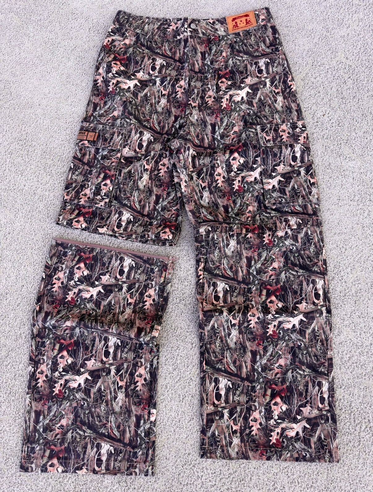 Packshot complet du Finesse 2-in-1 Cargo Pants-Camo, pantalon streetwear convertible en short par zip.