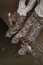 Zoom sur les Finesse 2-in-1 Cargo Pants-Camo portés par deux mannequins, une jambe désippée pour montrer la version short.