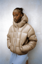 Mannequin femme portant la Finesse* Alive Puffer Jacket Bronze.