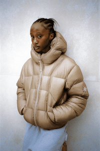 Mannequin femme portant la Finesse* Alive Puffer Jacket Bronze.