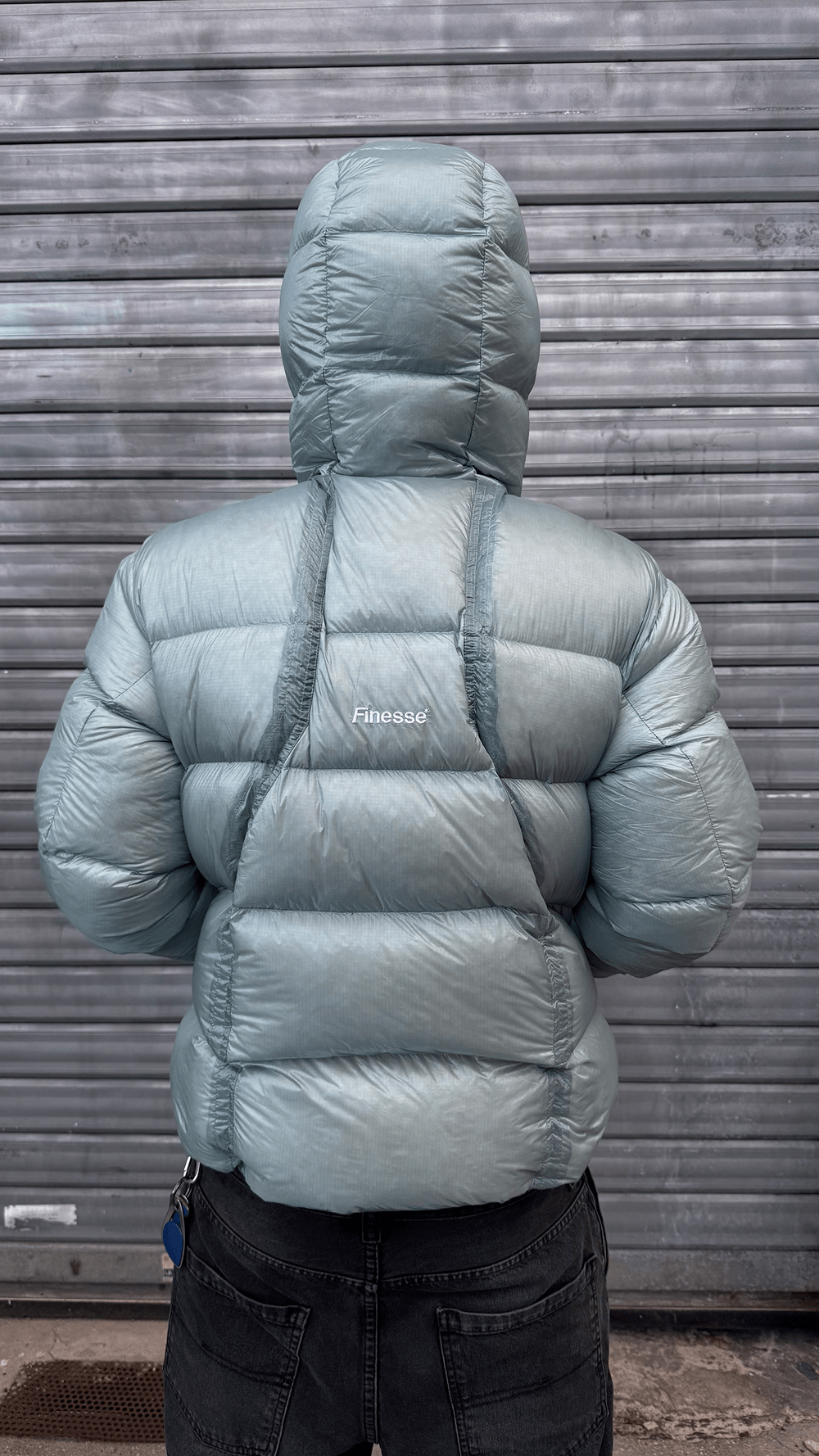 Mannequin vu de dos portant la doudoune Finesse* Alive Puffer Jacket Ice Blue.