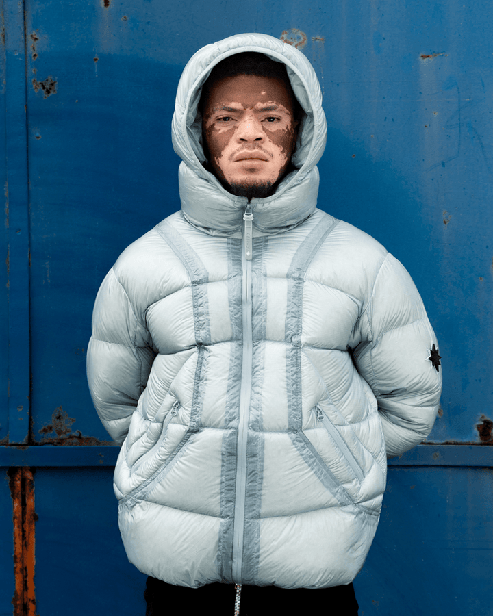 Mannequin vu de face portant la doudoune Finesse* Alive Puffer Jacket Ice Blue.