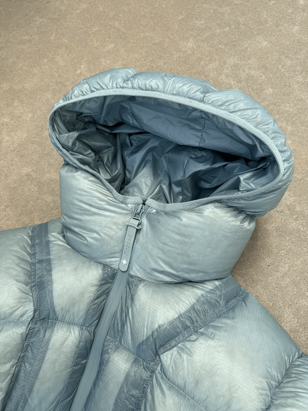 Gros plan sur la capuche de la Finesse* Alive Puffer Jacket Ice Blue.