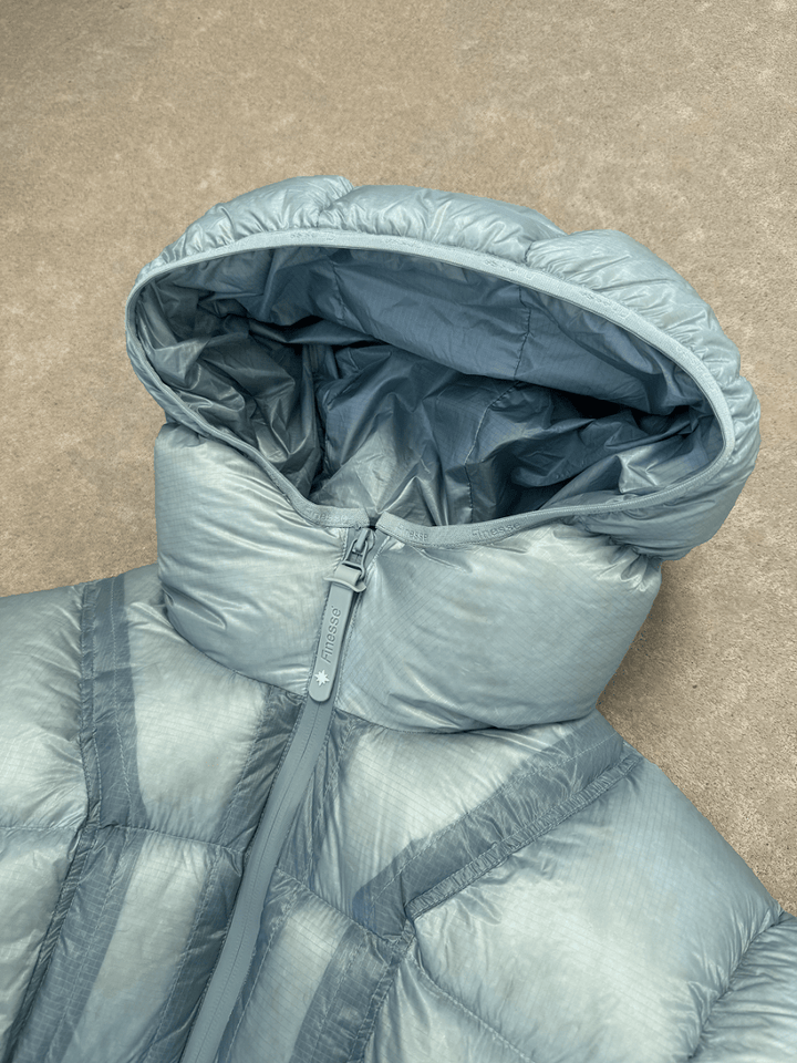 Gros plan sur la capuche de la Finesse* Alive Puffer Jacket Ice Blue.