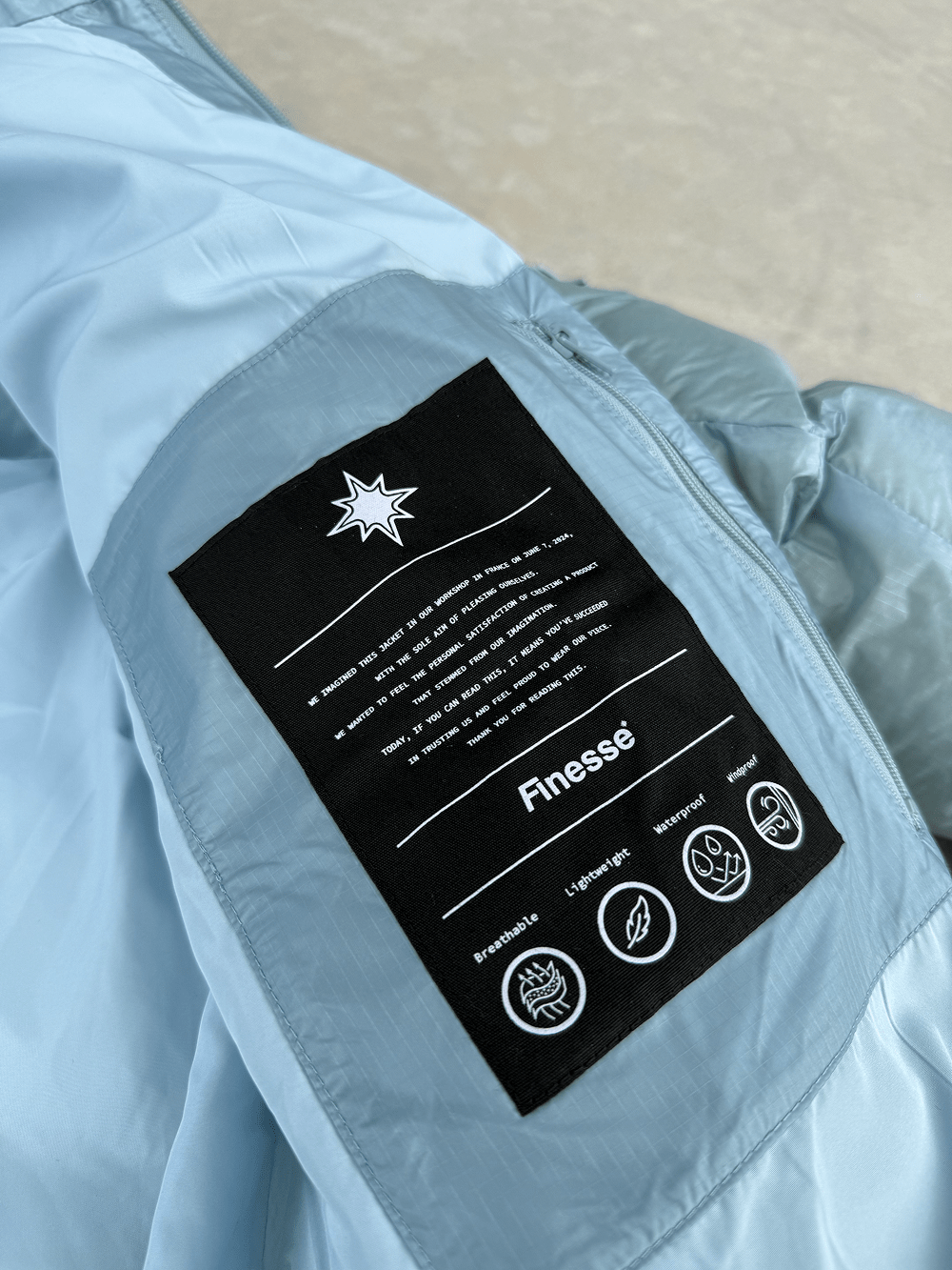 Zoom sur l’étiquette intérieure de la doudoune Finesse* Alive Puffer Jacket.