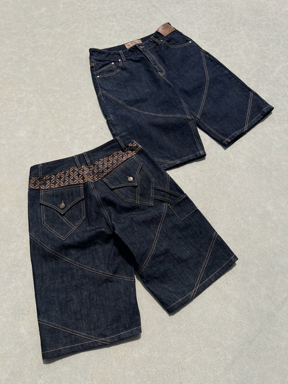 Deux Finesse Denim Shorts présentés à plat sur sol en béton, vue avant et arrière.