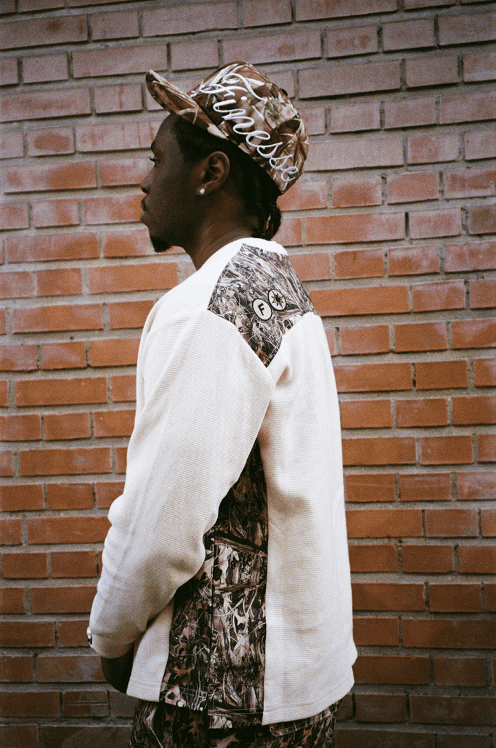 Profil du rappeur 15 KAINZ en Finesse Military Top-Camo et "SIGN" Cap-CAMO, style street brut.