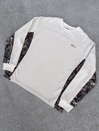 Packshot au sol du Finesse Military Top-Camo, vue avant complète du haut streetwear camouflage.